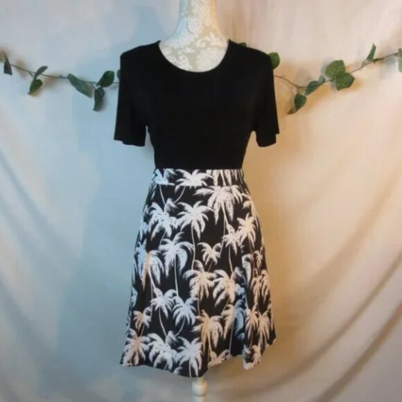 Vince Camuto Mini Skirt Black White Palm Graphic A-Line High Waist Flare Size 4 - Picture 2 of 3